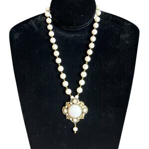 Vintage Necklace 18" White Beaded Gold Tone Pendant Fashion
